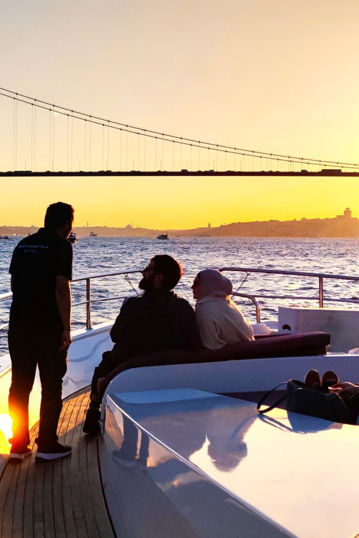 istanbul-bosphorus-sunset-yacht-cruise-with-live-guide
