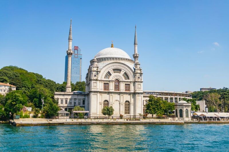istanbul-bosphorus-yacht-cruise-with-stopover-on-asian-side