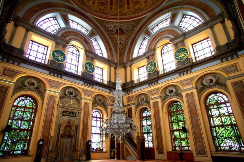 istanbul-discover-dolmabahce-palace-and-surroundings