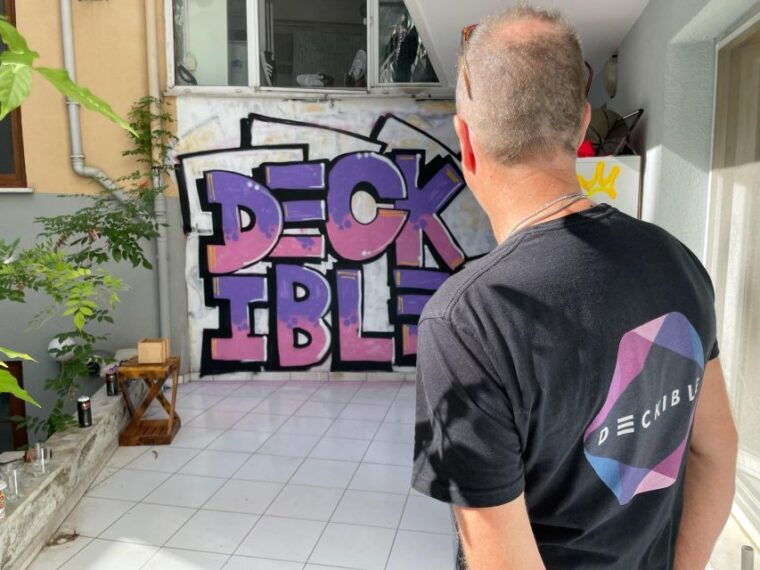 istanbul-do-street-art-with-local-artists-at-home-garden