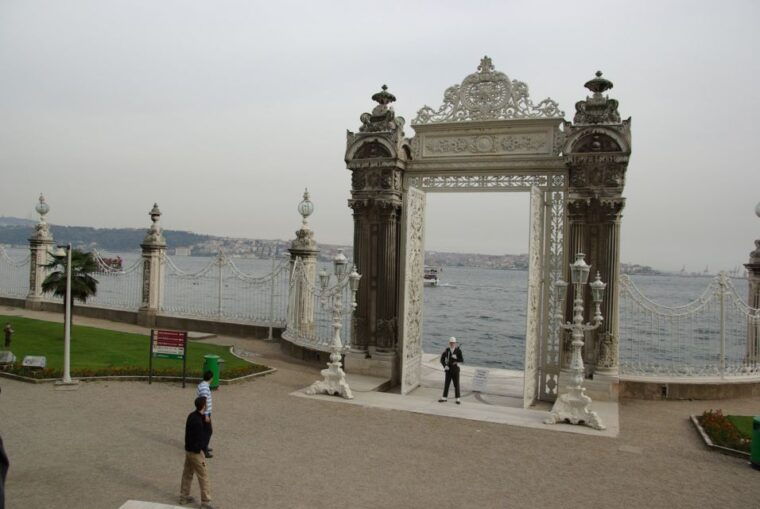 istanbul-dolmabahce-palace-and-grand-bazaar-tour