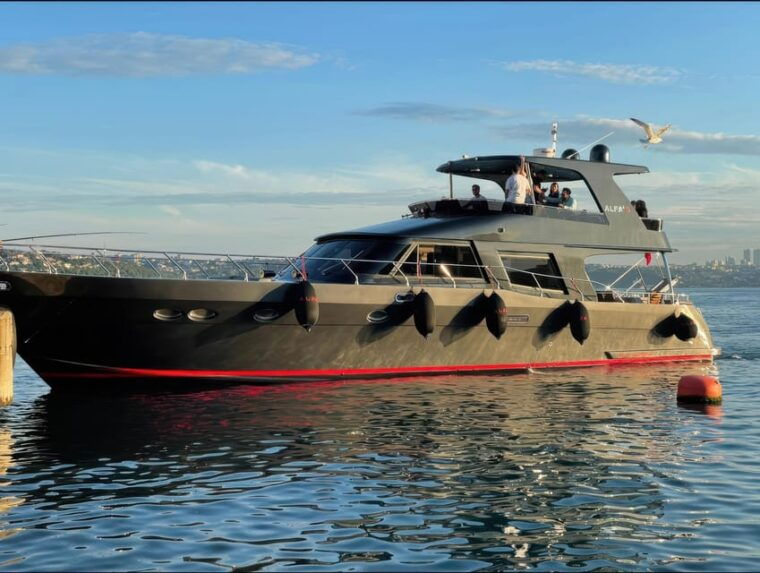 istanbul-luxury-yacht-tour-enjoy-a-day-or-sunset-cruise