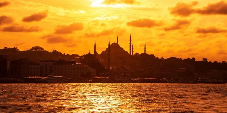 istanbul-morning-or-sunset-cruise-with-guide-and-snacks