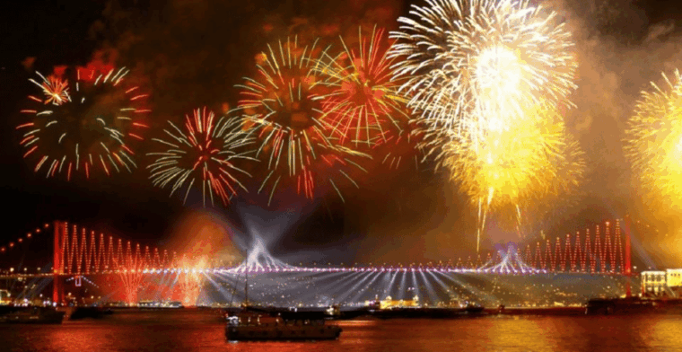 istanbul-new-years-eve-bosphorus-dinner-cruise-party-2025