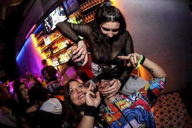 istanbul-party-pub-crawl-with-party-bus-in-sultanahmet-and-taksim