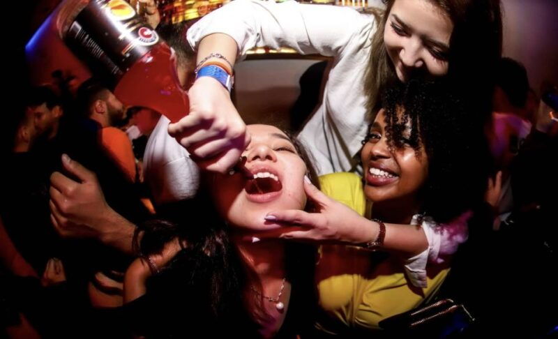 istanbul-party-pub-crawl-with-party-bus