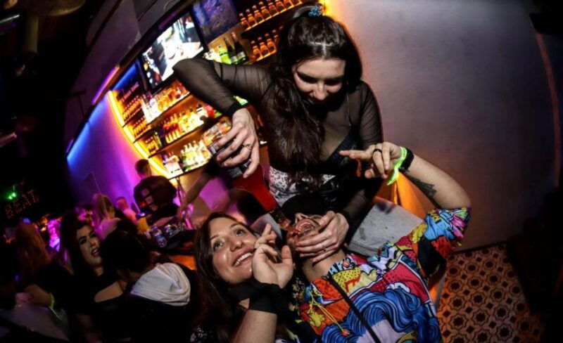 istanbul-party-pub-crawl-with-party-bus