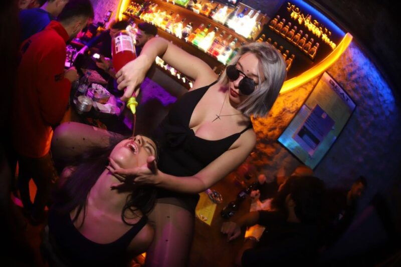istanbul-party-pub-crawl-with-party-bus