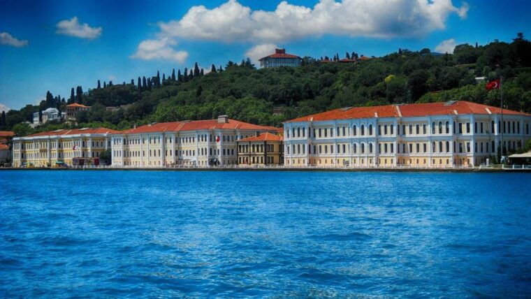 istanbul-private-bosphorus-cruise-on-a-luxurious-yacht