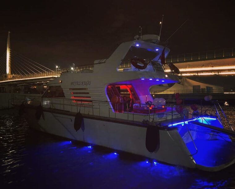 istanbul-private-bosphorus-strait-sightseeing-yacht-cruise