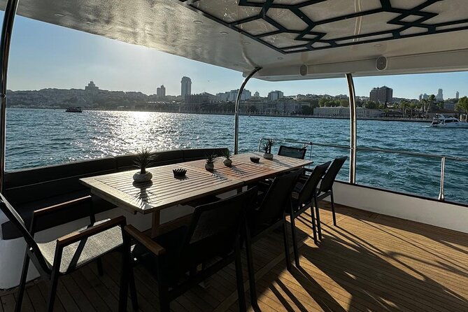 istanbul-private-luxury-yacht-on-bosphorus-25-meter-82-feet