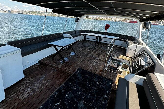 istanbul-private-luxury-yacht-on-bosphorus-25-meter-82-feet