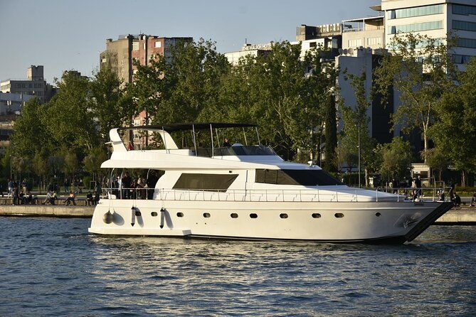 istanbul-private-luxury-yacht-on-bosphorus-25-meter-82-feet