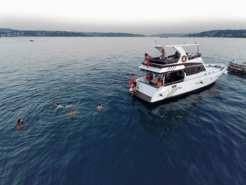 istanbul-private-yacht-organization-on-bosphorus-14-meter