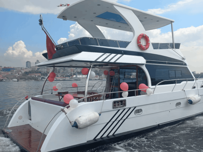 istanbul-private-yacht-organization-on-bosphorus-14-meter
