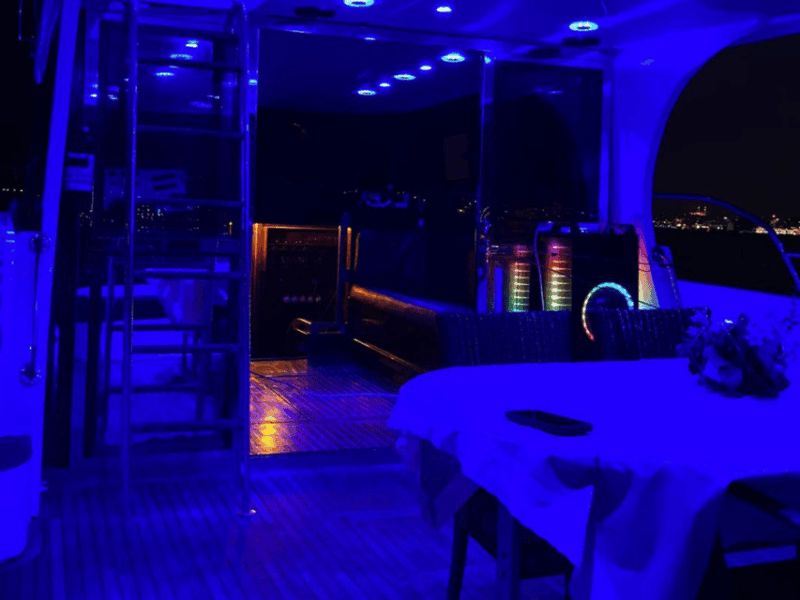 istanbul-private-yacht-organization-on-bosphorus-14-meter