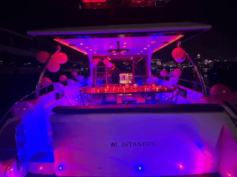 istanbul-private-yacht-organization-on-bosphorus-14-meter