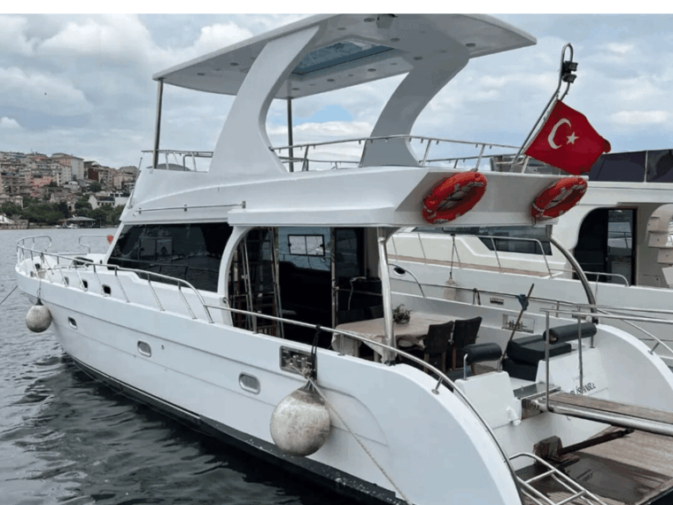 istanbul-private-yacht-organization-on-bosphorus-14-meter