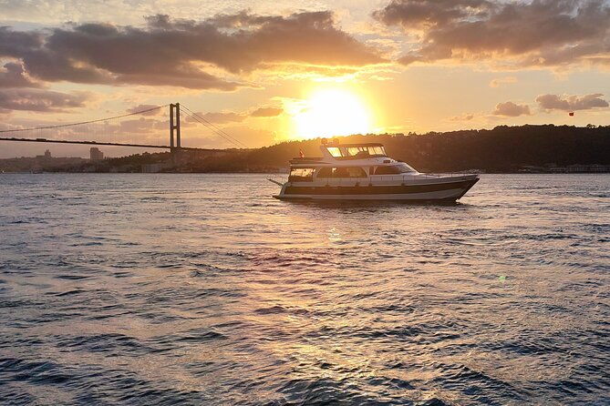 istanbul-sunset-cruise-with-luxury-yacht-on-bosphorus