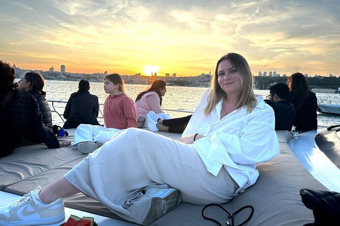 istanbul-sunset-luxury-yacht-cruise-with-snacks-and-live-guide