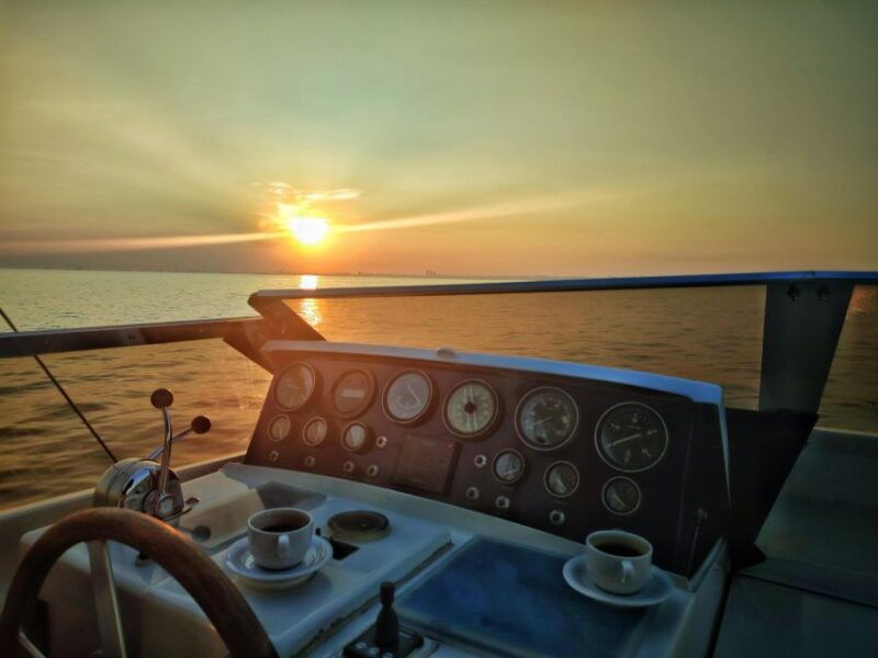 istanbul-sunset-yacht-cruise-on-the-bosphorus-with-transfer