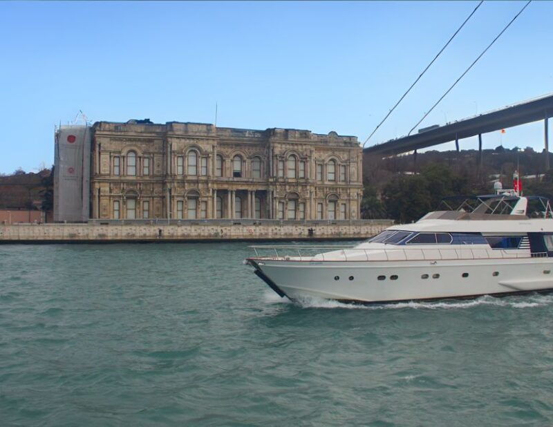 istanbul-sunset-yacht-cruise-on-the-bosphorus-with-transfer