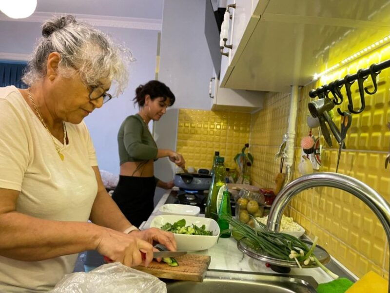 istanbul-vegan-vegetarian-cooking-class-with-locals-at-home