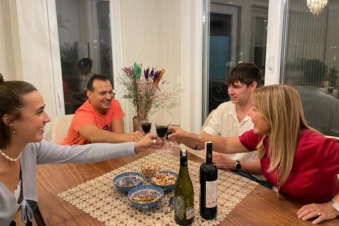istanbul-wine-tasting-at-home-with-local-family