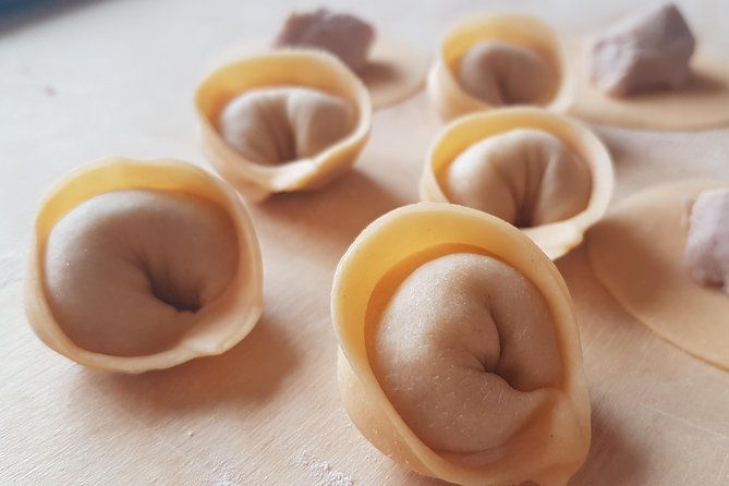 italian-cocktail-art-of-making-pasta-cooking-class-in-unique-milan-location-2