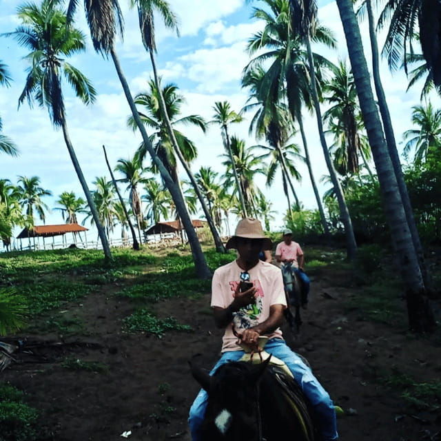 ixtapa-horseback-riding-tour-along-playa-larga