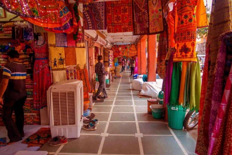 Jaipur: Half-Day Heritage Walking Tour with Local Market - Authenticity and Guide Quality  
