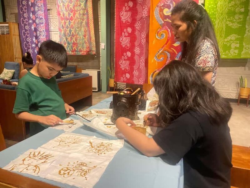 Jakarta: City Tour and Batik Workshop with Lunch - Key Points