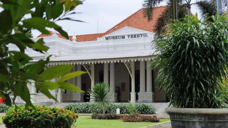 jakarta-landmark-tour-with-batik-workshop