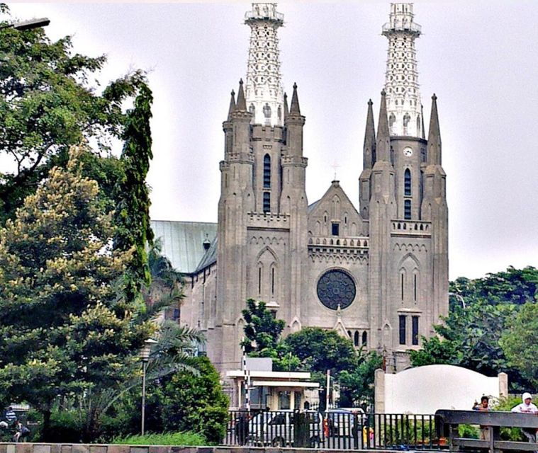 jakarta-private-city-tour-with-lunch-and-souvenir