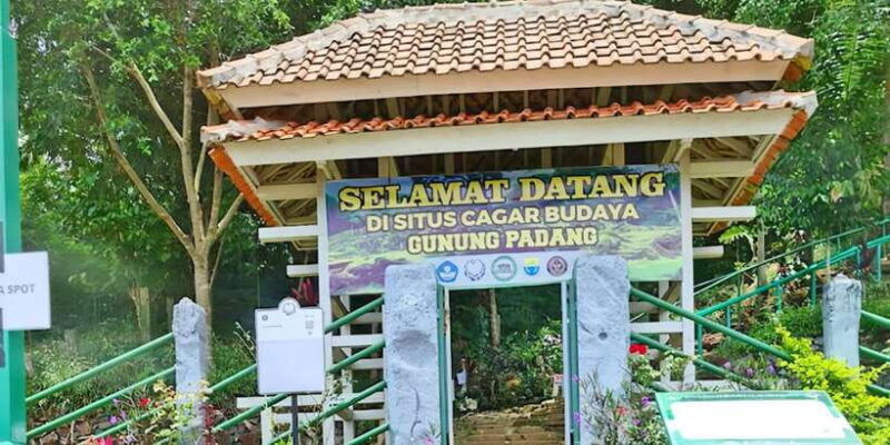 jakarta-private-tour-gunung-padang-site