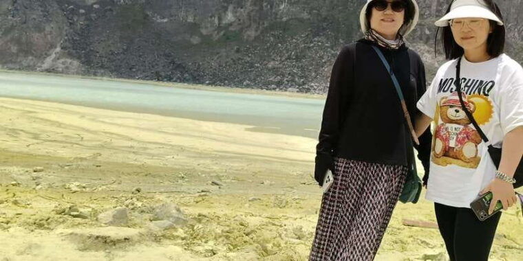 jakarta-tour-white-crater-pinisi-resto-hotspring