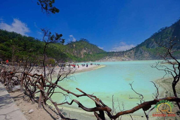 jakarta-volcano-suspension-bridge-and-hot-spring-tour