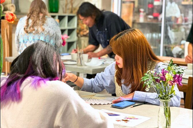 japanese-fan-painting-workshop-in-a-tokyo-flower-shop