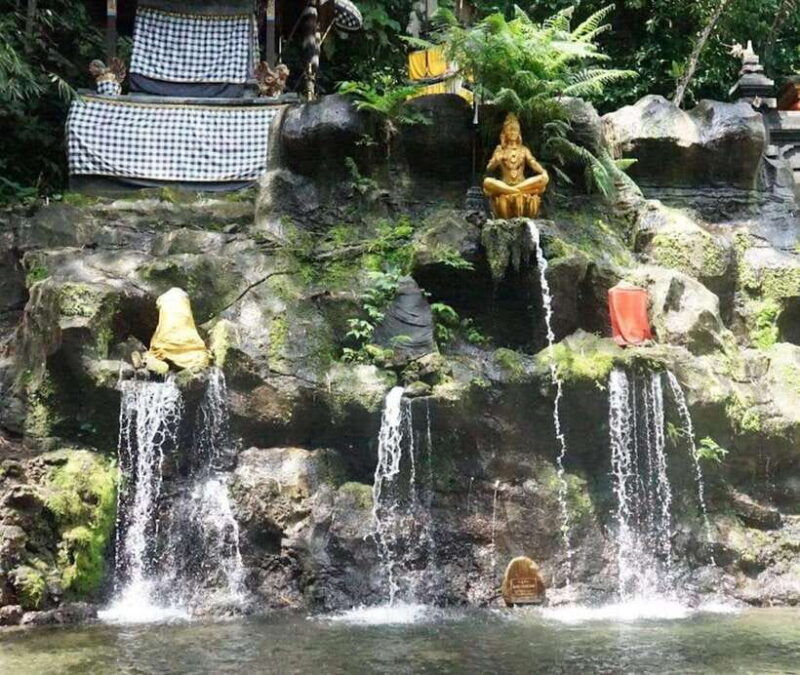 jatiluwihputificationceremony-with-holy-water