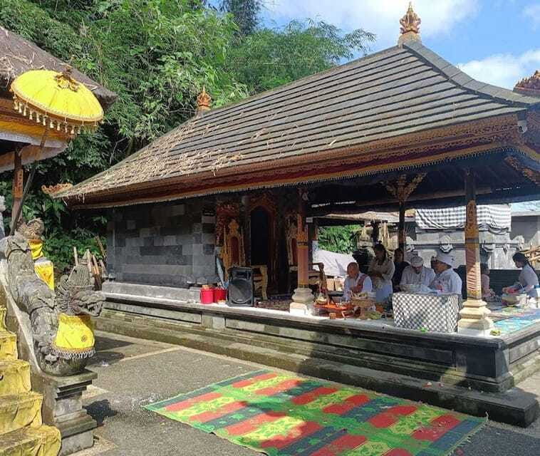 jatiluwihputificationceremony-with-holy-water