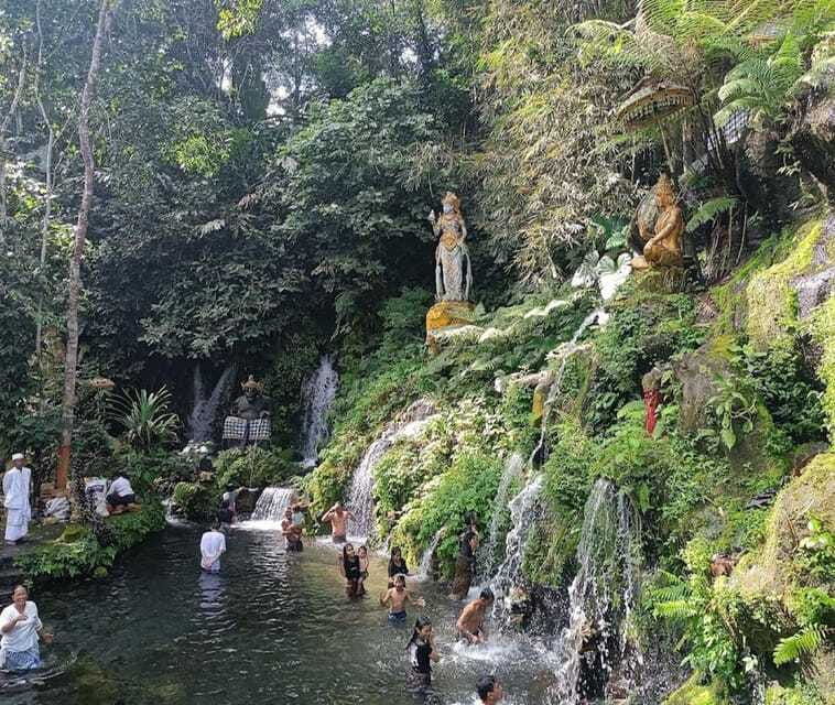 jatiluwihputificationceremony-with-holy-water