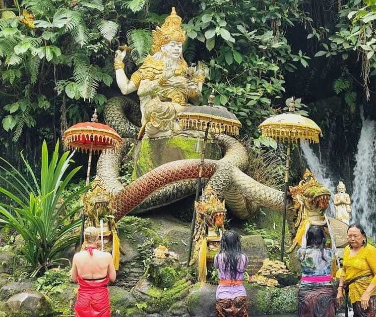 jatiluwihputificationceremony-with-holy-water