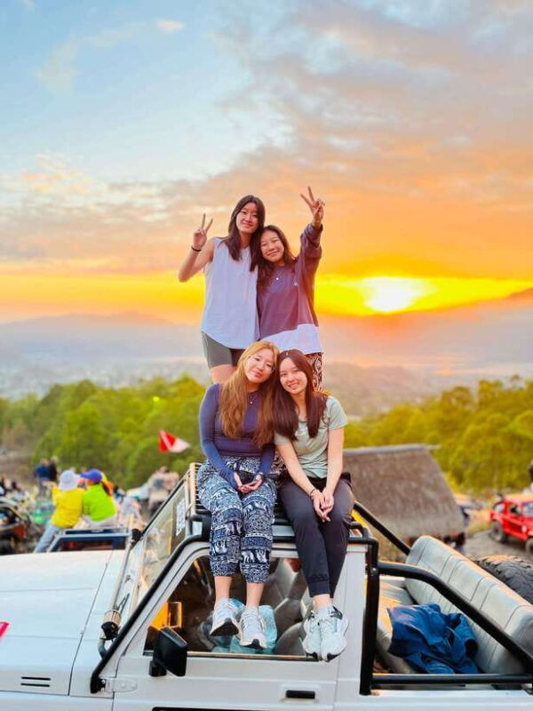 jeep-4wd-with-sunrise-black-lava