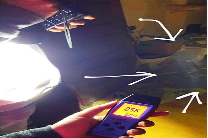 jerome-ghost-adventure-shuttle-tour-using-ghost-hunting-equipment