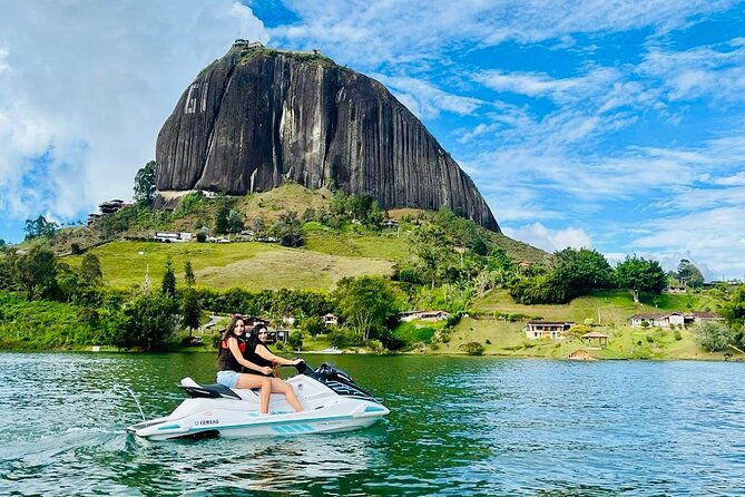 jetskiing-in-guatape-antioquia