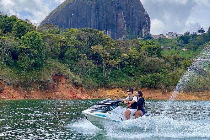 jetskiing-in-guatape-antioquia