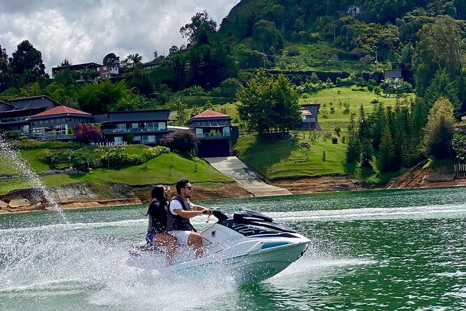 jetskiing-in-guatape-antioquia