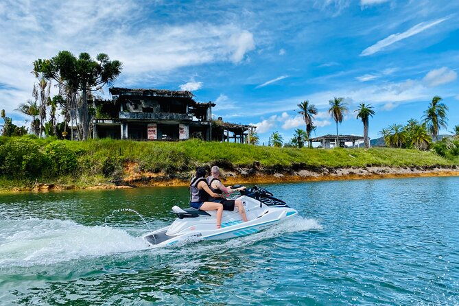 jetskiing-in-guatape-antioquia