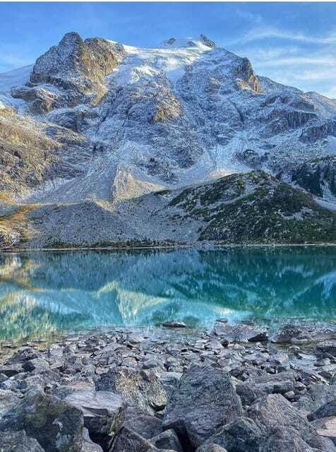joffre-lakes-hiking-day-trip