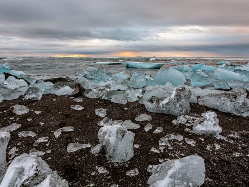 jokulsarlon-floating-glacier-diamond-beach-day-tour